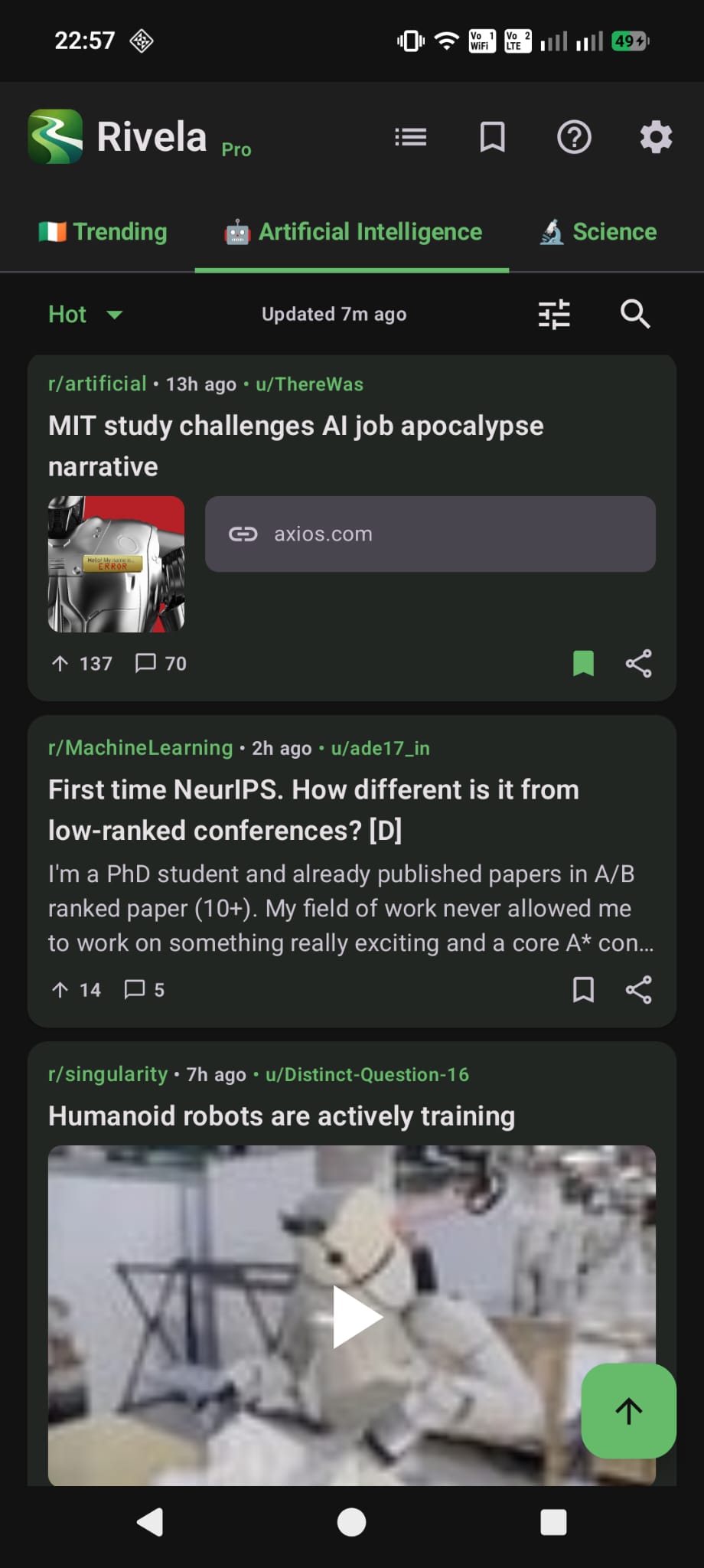 Rivela app showing a topic feed with posts from Reddit